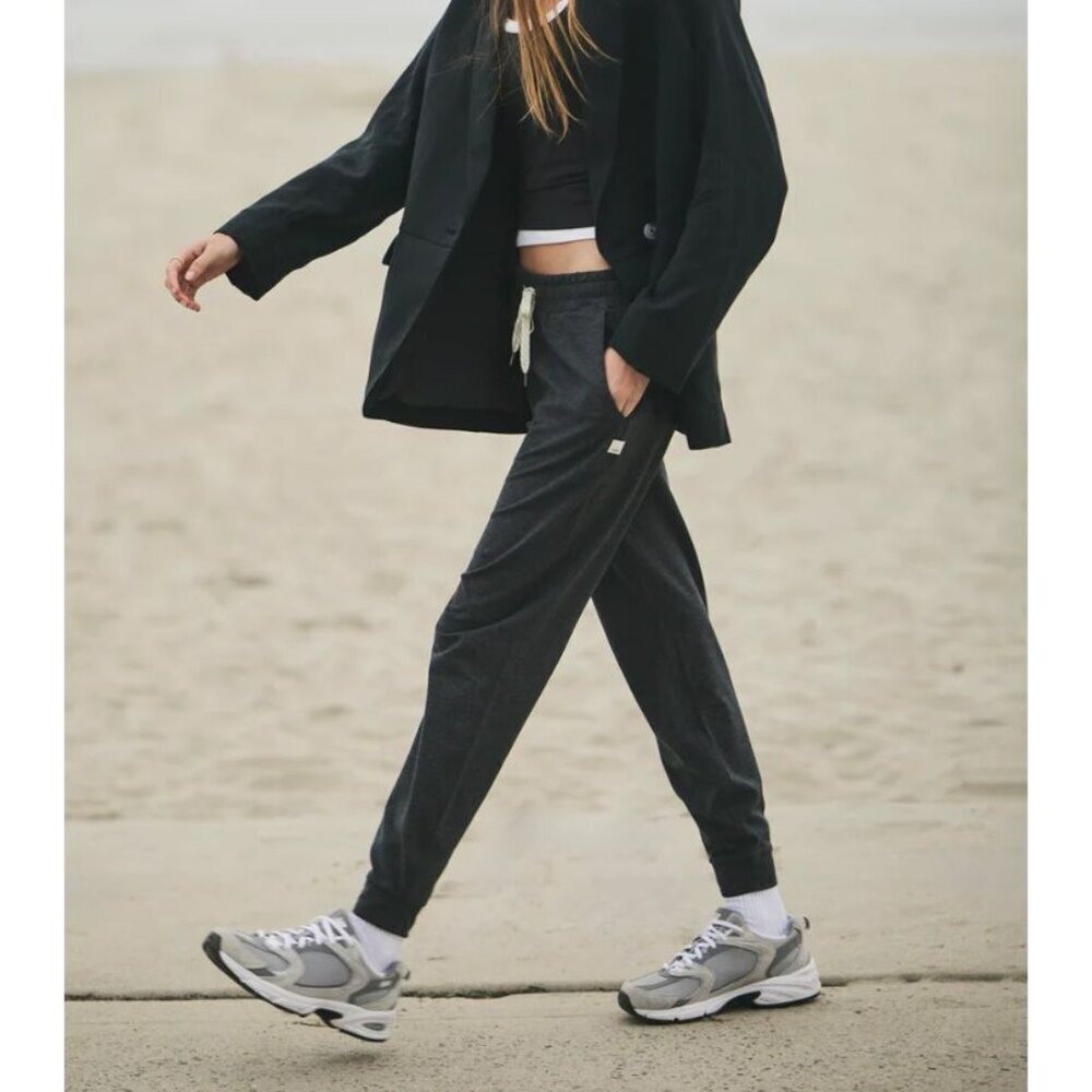 Vuori Performance Jogger in Charcoal Heather Size Small